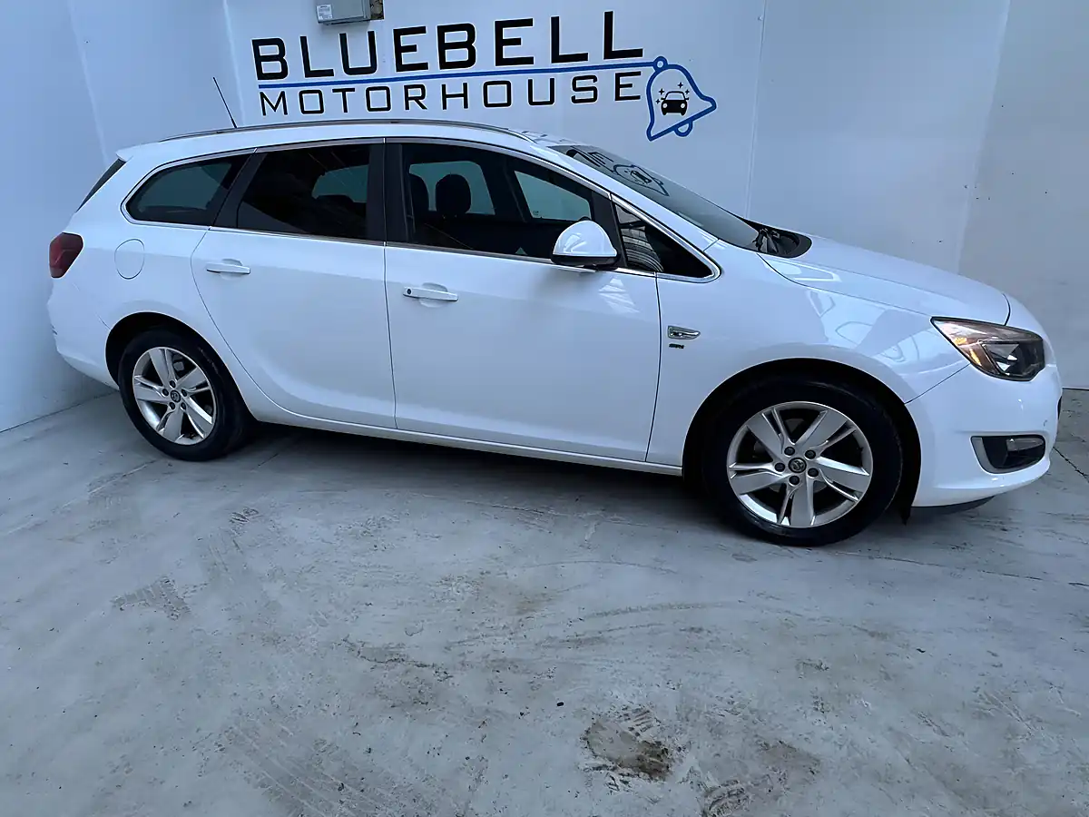 Used 2013 Vauxhall Astra Sri Sports Tourer Summit White - Interior and Exterior details 8