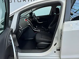 Used 2013 Vauxhall Astra Sri Sports Tourer Summit White - Interior and Exterior details 9