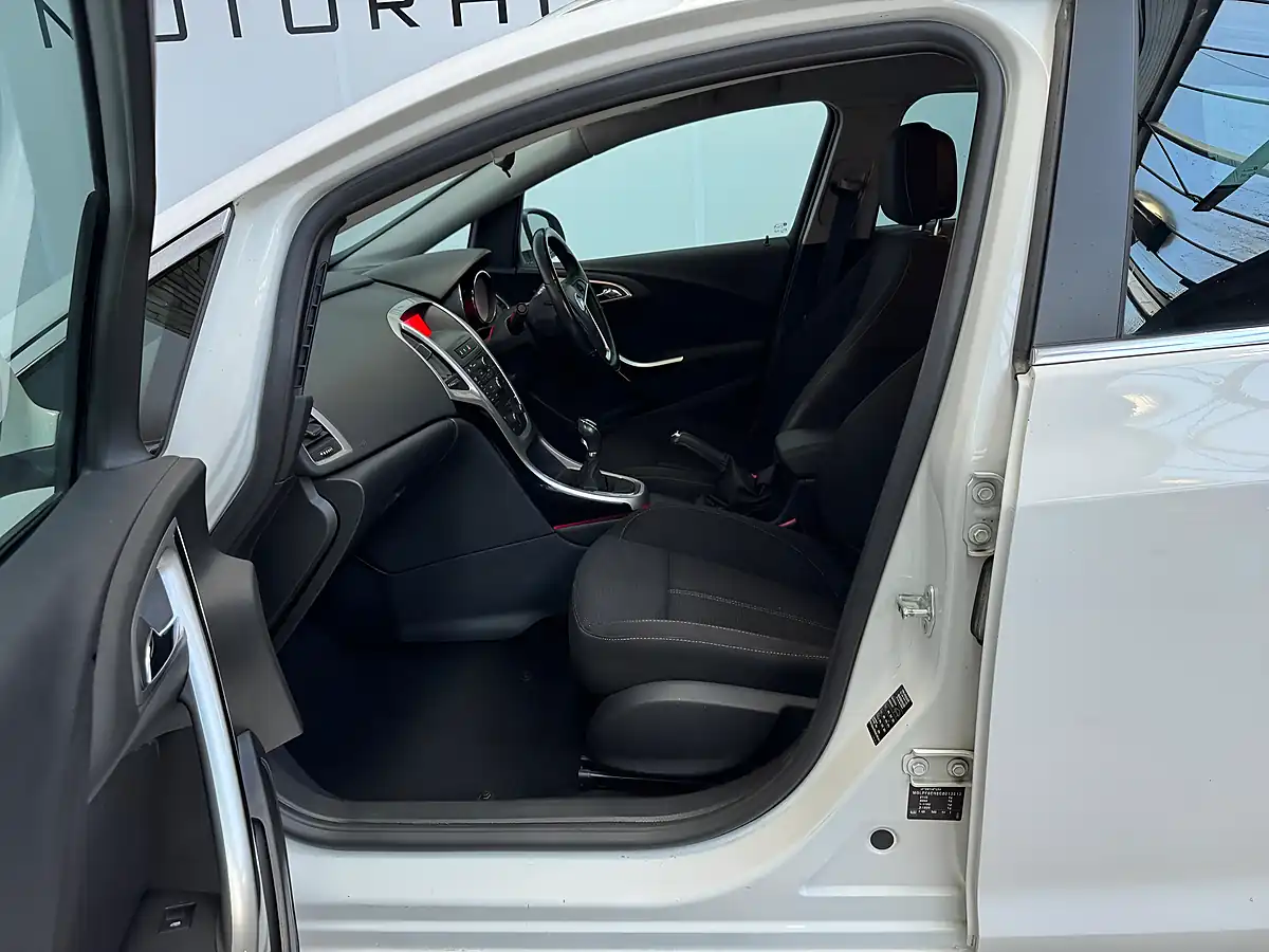 Used 2013 Vauxhall Astra Sri Sports Tourer Summit White - Interior and Exterior details 9