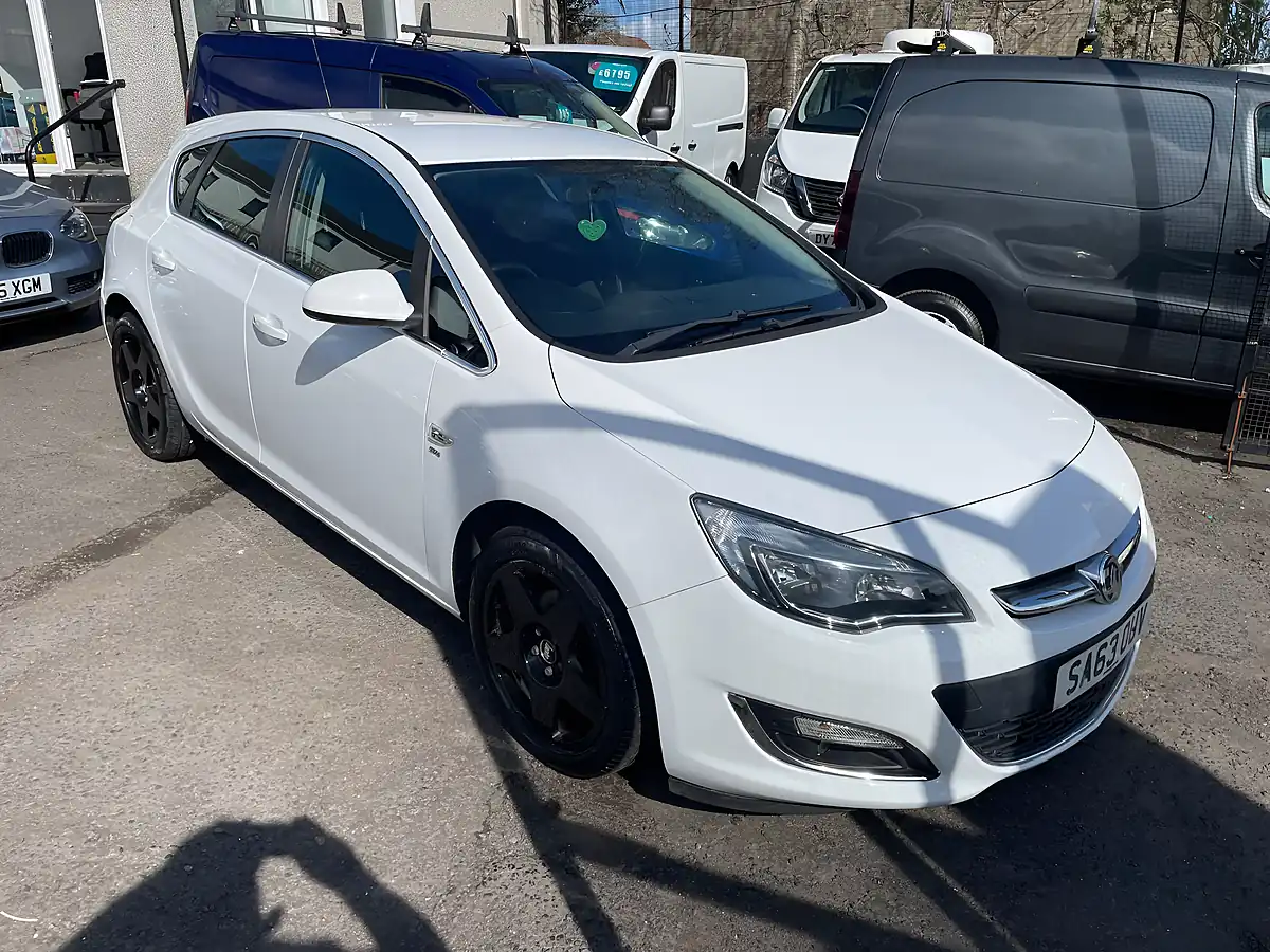 Used 2013 Vauxhall Astra Sri White - Front View