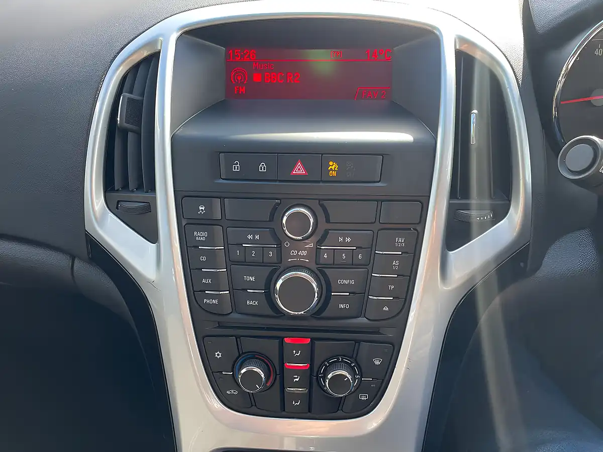 Used 2013 Vauxhall Astra Sri White - Interior and Exterior details 12