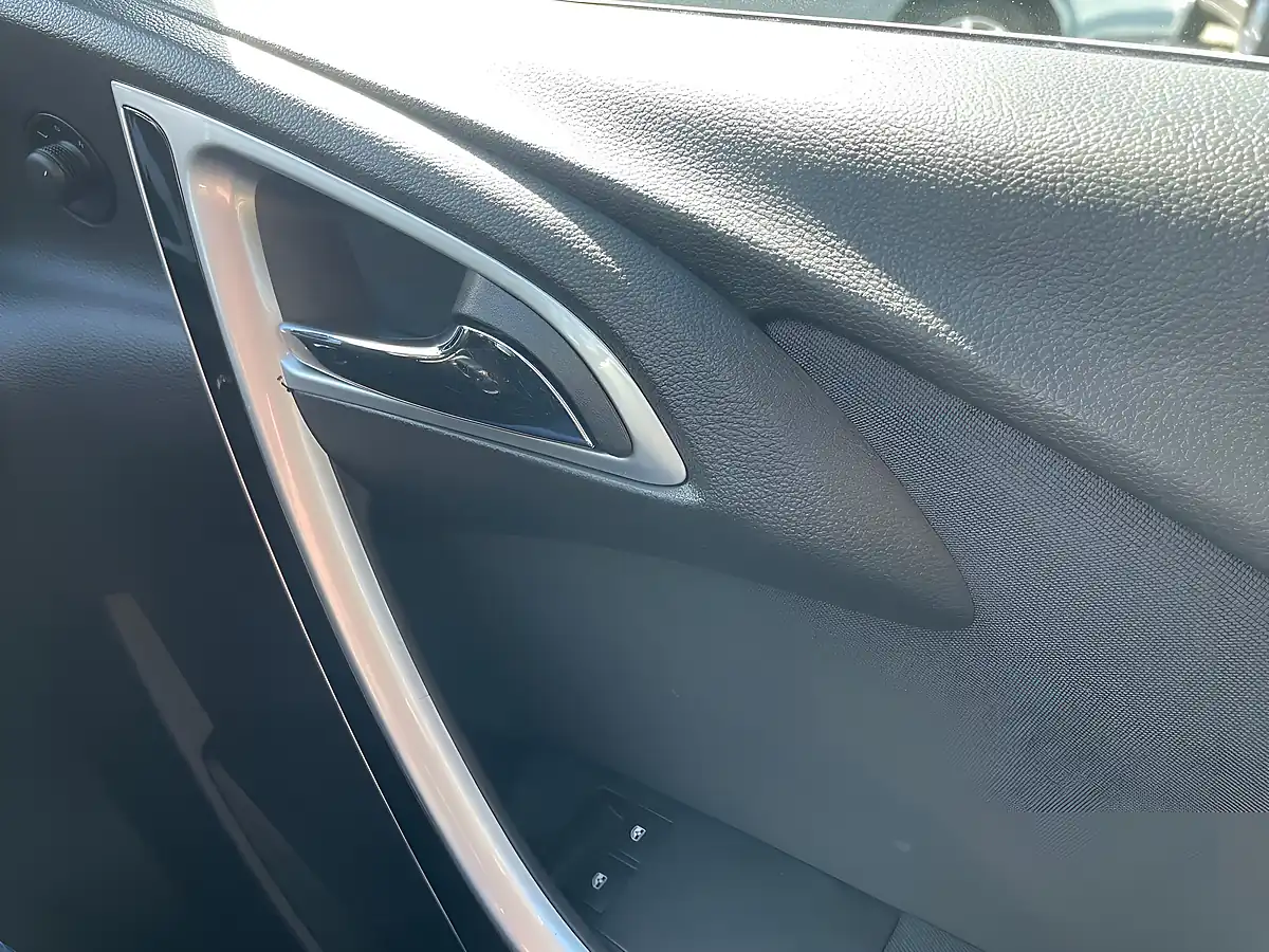Used 2013 Vauxhall Astra Sri White - Interior and Exterior details 16