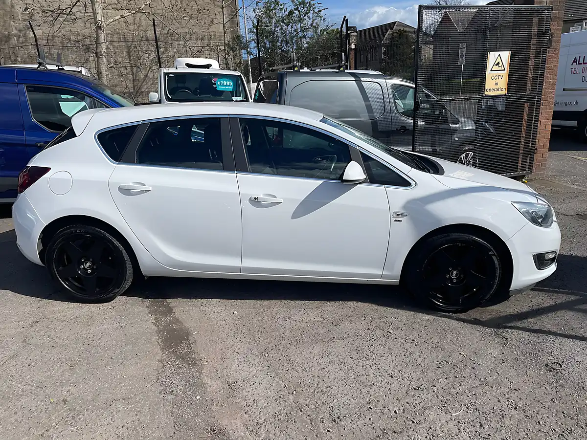 Used 2013 Vauxhall Astra Sri White - Interior and Exterior details 3