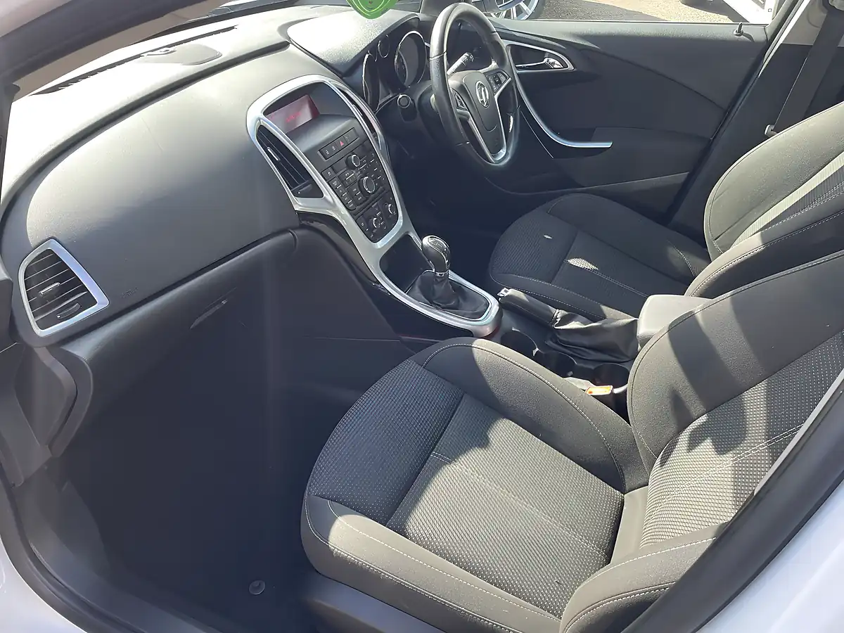 Used 2013 Vauxhall Astra Sri White - Interior and Exterior details 7