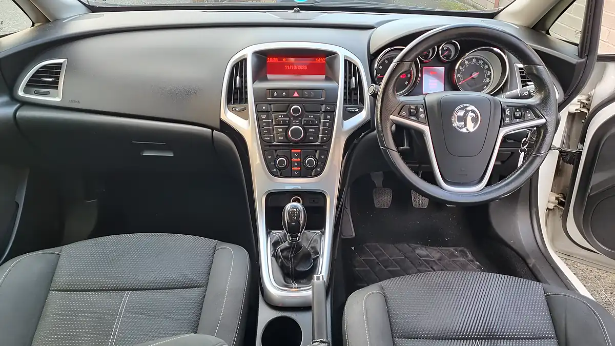 Used 2013 Vauxhall Astra Sri White - Interior and Exterior details 14