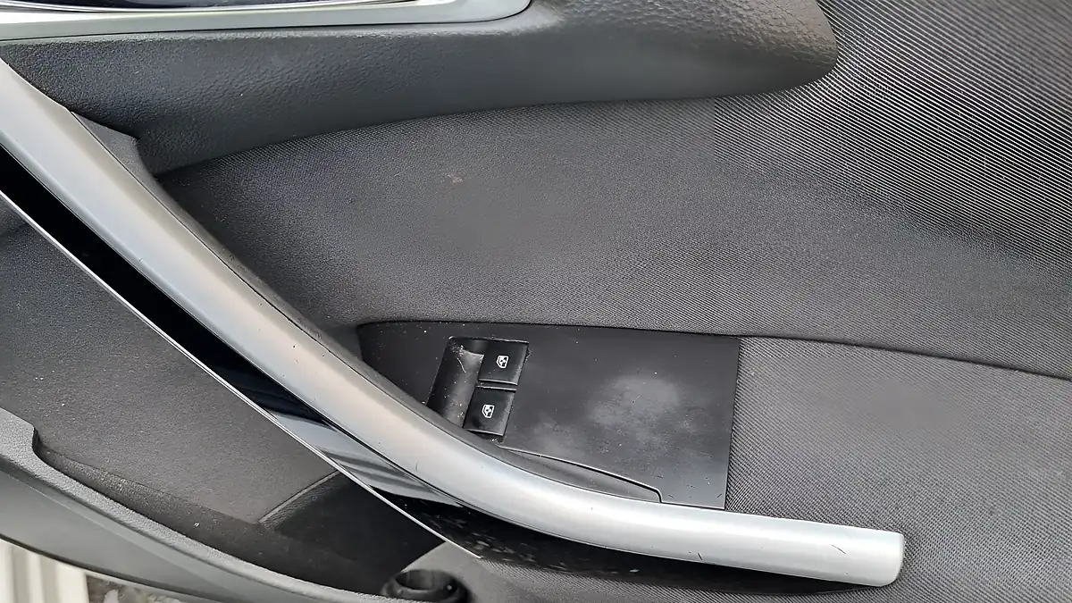 Used 2013 Vauxhall Astra Sri White - Interior and Exterior details 17