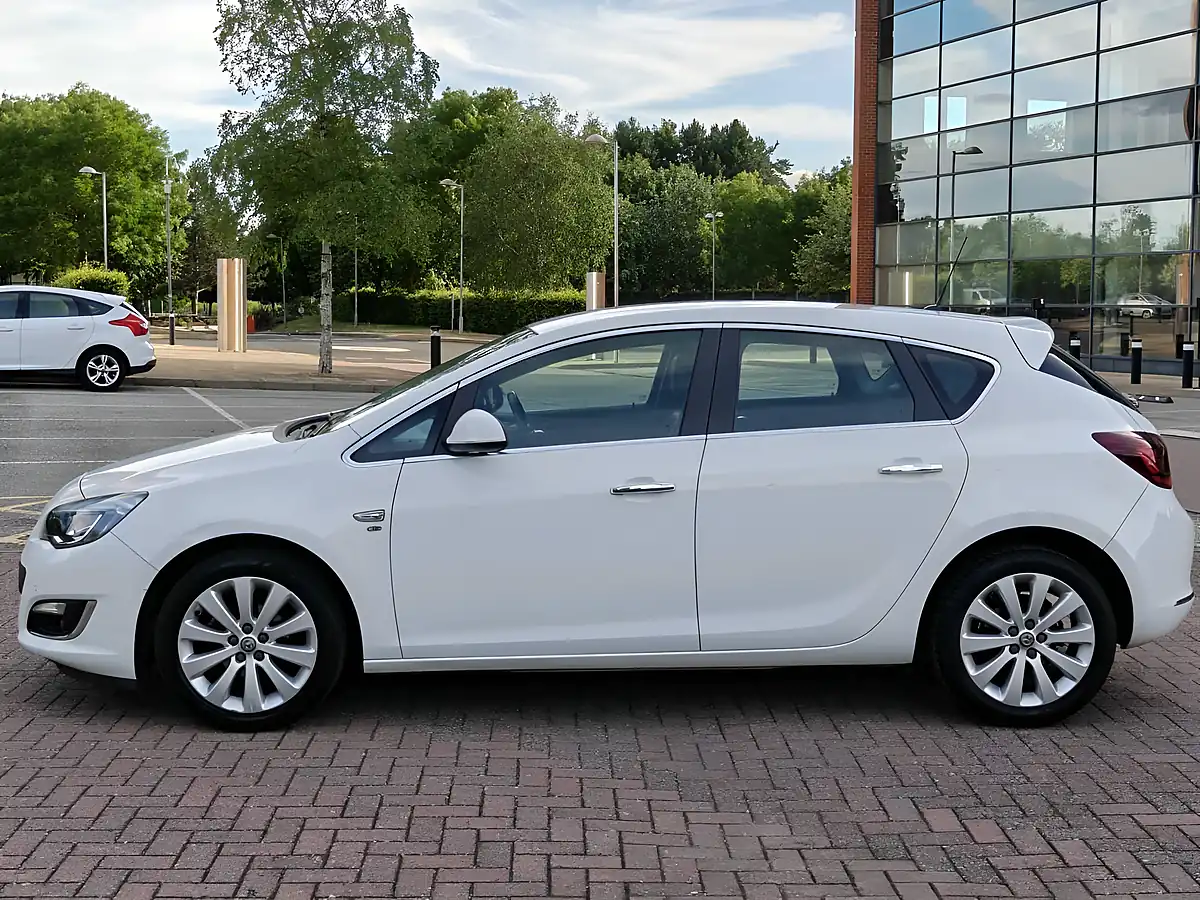 Used 2013 Vauxhall Astra White - Interior and Exterior details 3