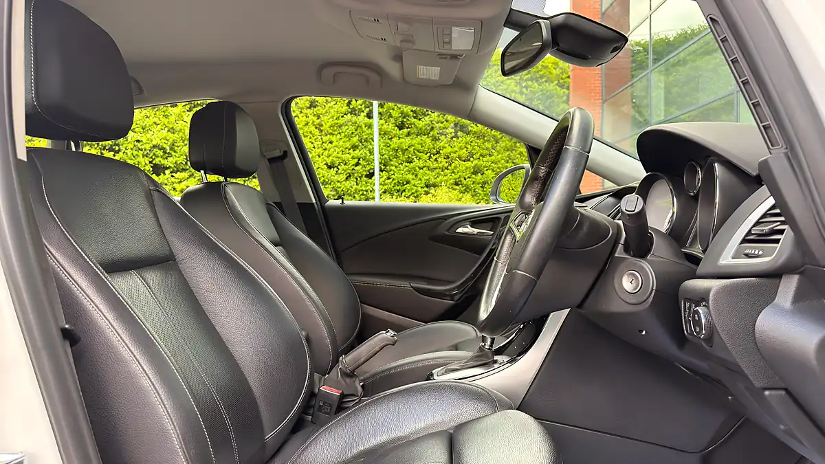 Used 2013 Vauxhall Astra White - Interior and Exterior details 5
