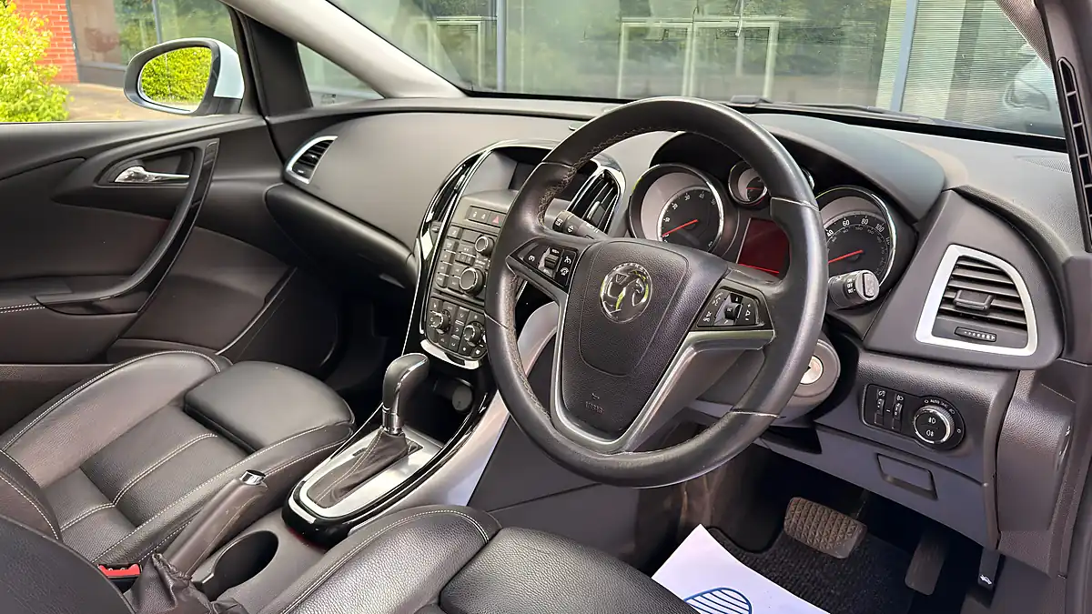 Used 2013 Vauxhall Astra White - Interior and Exterior details 6