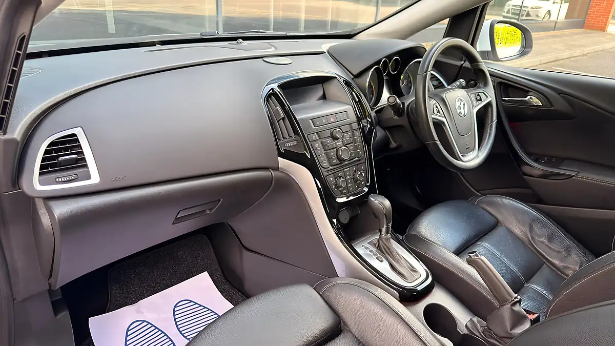 Used 2013 Vauxhall Astra White - Interior and Exterior details 7