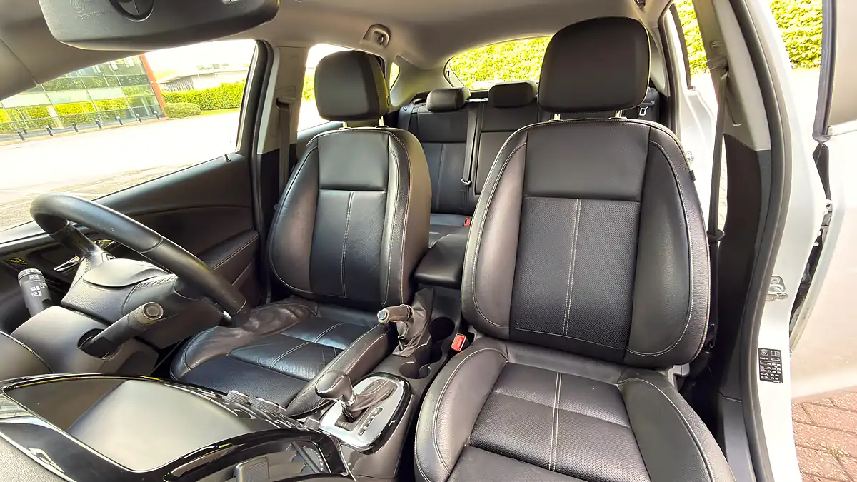 Used 2013 Vauxhall Astra White - Interior and Exterior details 8