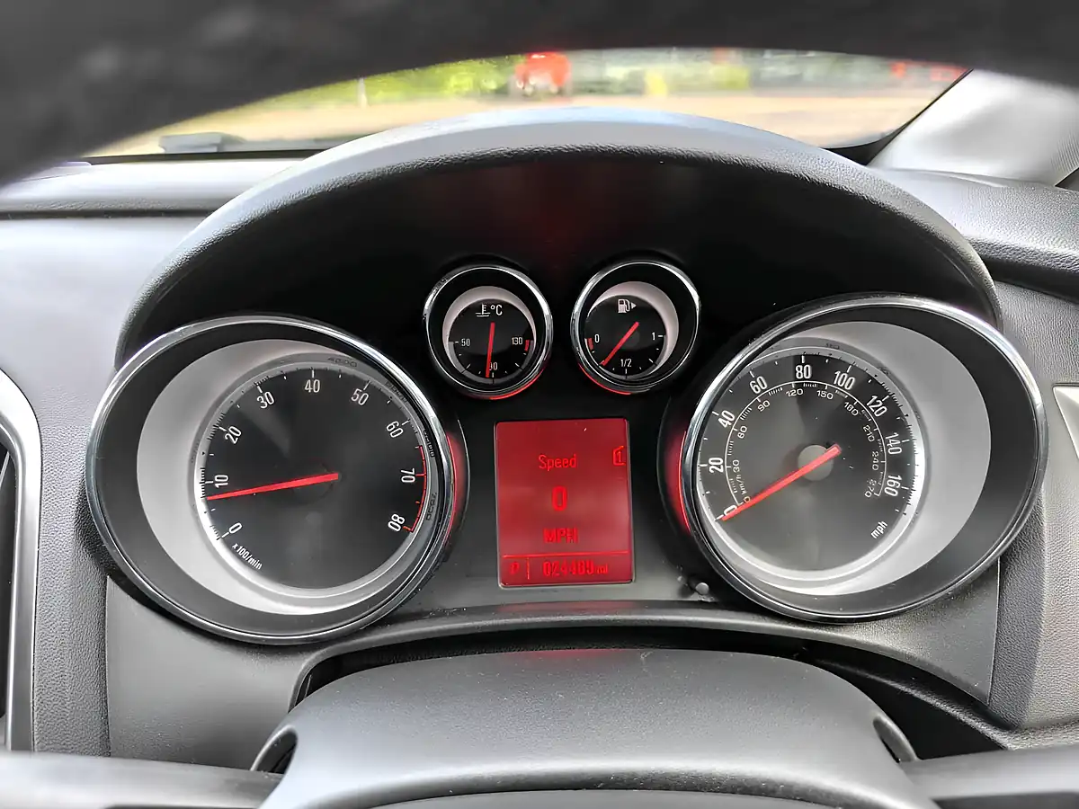 Used 2013 Vauxhall Astra White - Interior and Exterior details 9