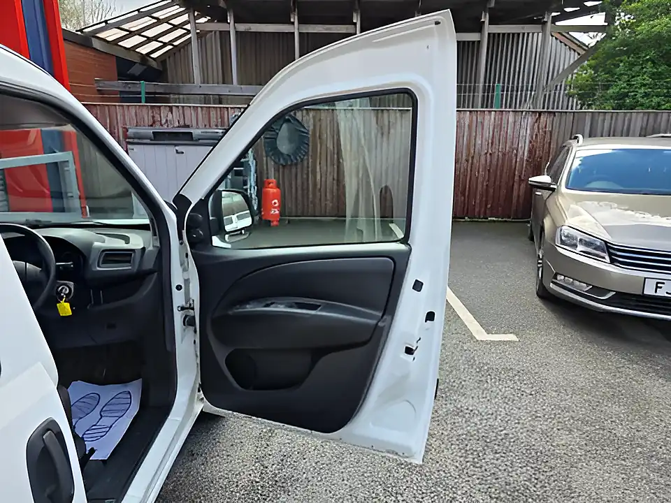 Used 2013 Vauxhall Combo 2300 L1H1 White - Interior and Exterior details 17
