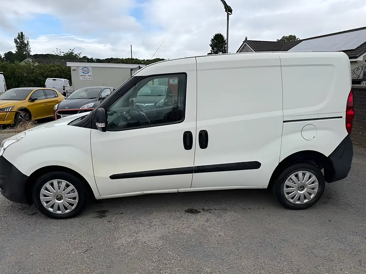 Used 2013 Vauxhall Combo Panel Van L1 H1 White - Interior and Exterior details 5