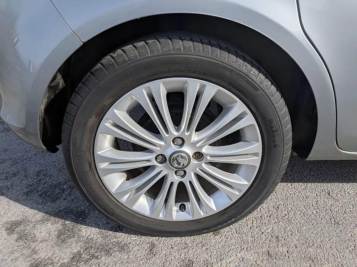 Used 2013 Vauxhall Corsa Se Silver - Interior and Exterior details 11