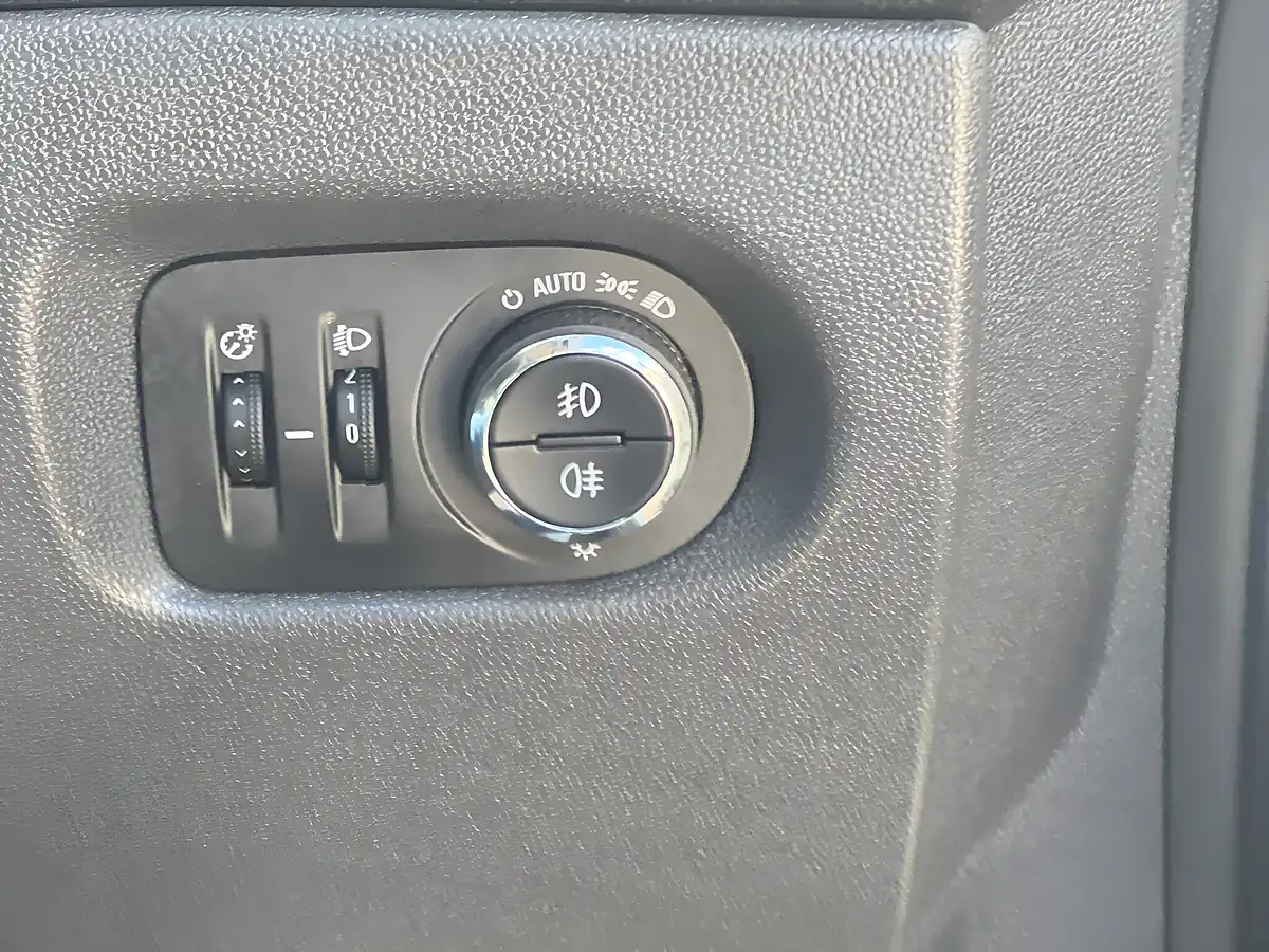Used 2013 Vauxhall Corsa Se White - Interior and Exterior details 12