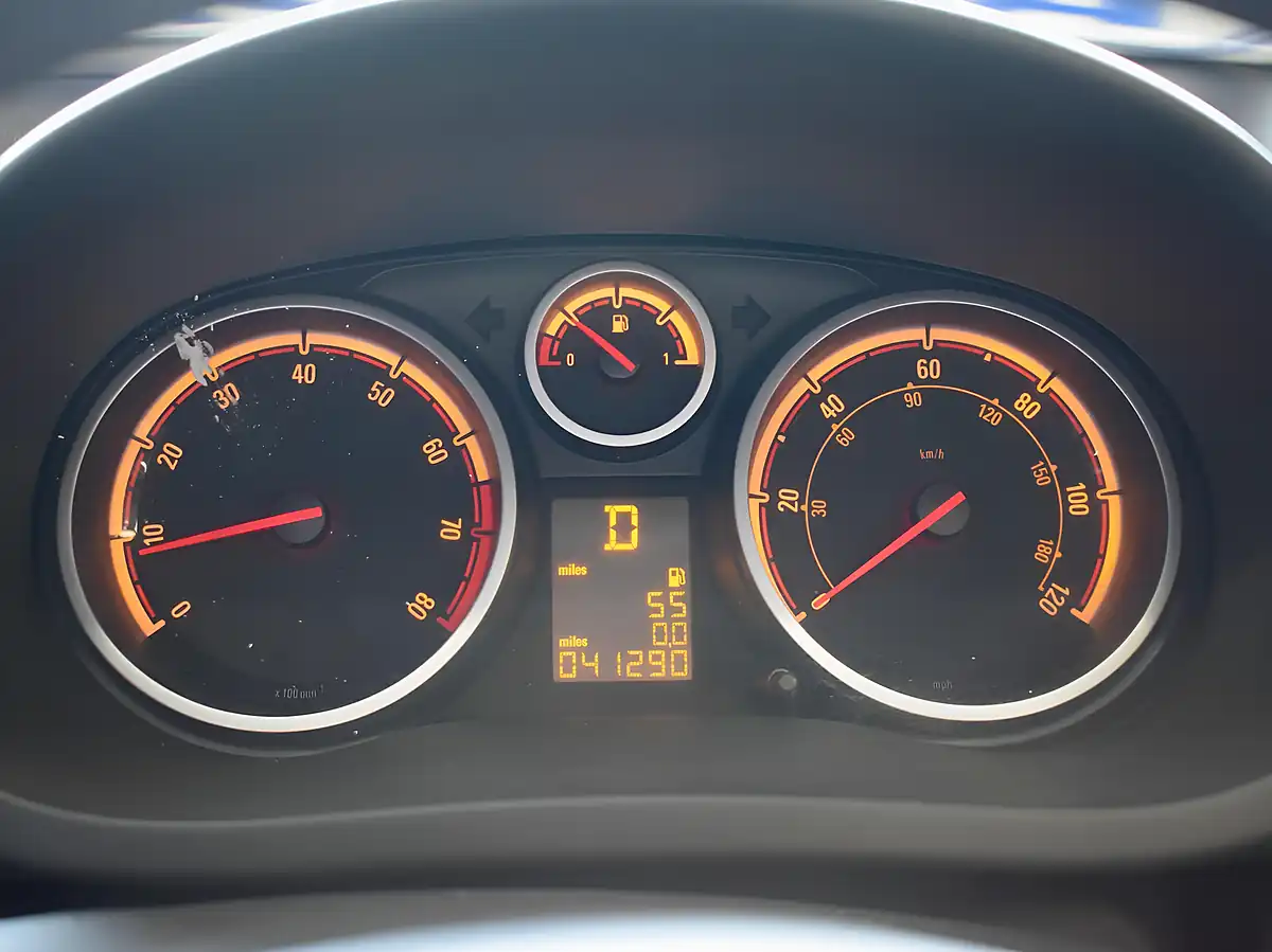 Used 2013 Vauxhall Corsa Se White - Interior and Exterior details 12