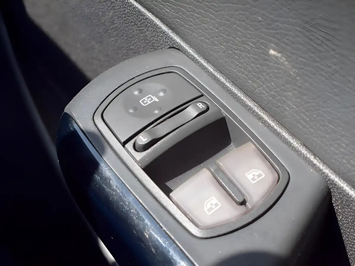Used 2013 Vauxhall Corsa Se White - Interior and Exterior details 14