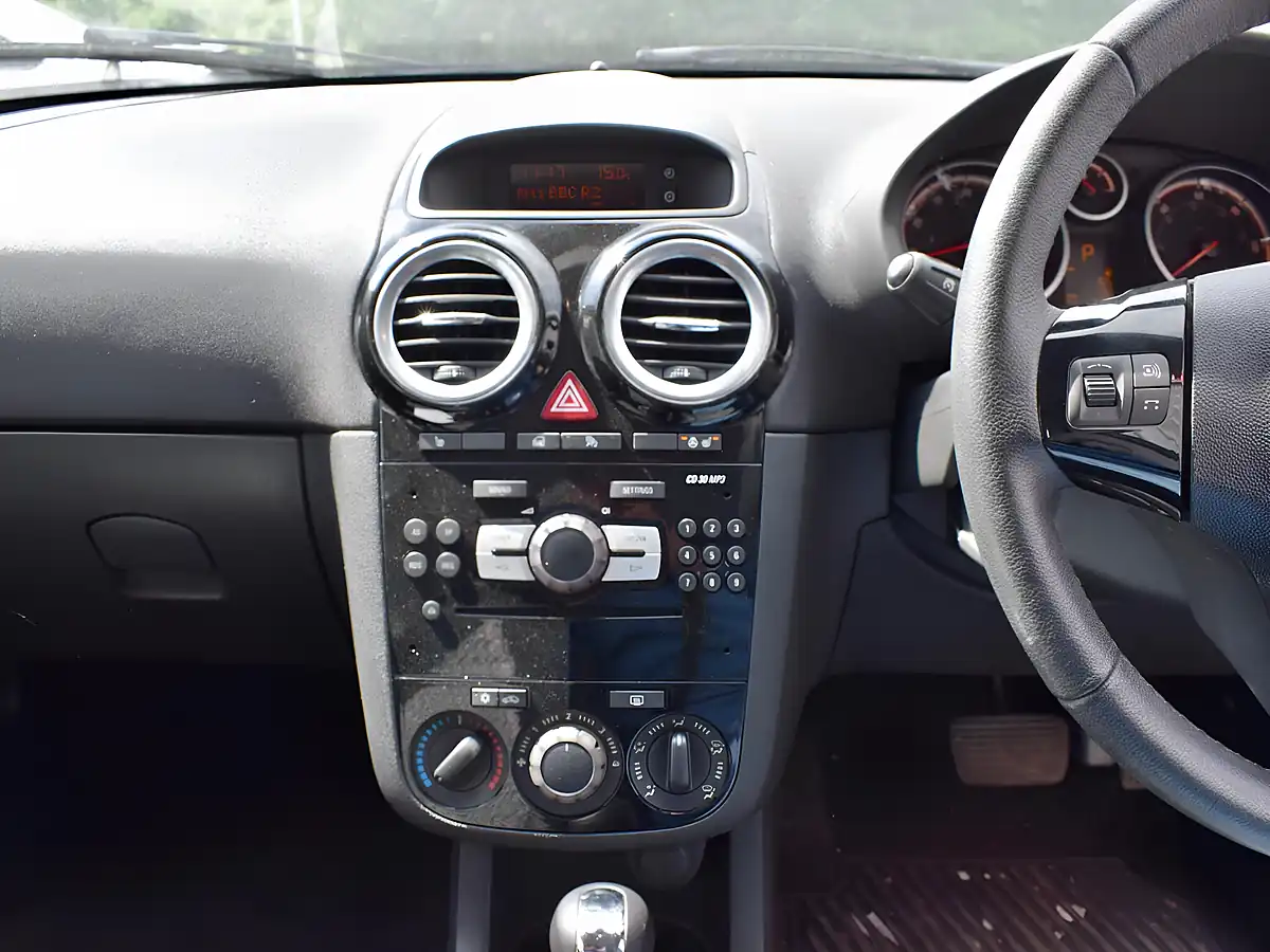 Used 2013 Vauxhall Corsa Se White - Interior and Exterior details 15