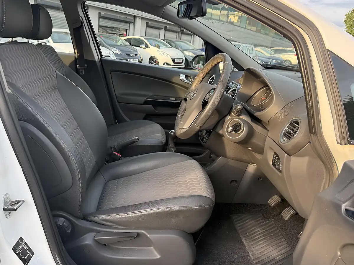 Used 2013 Vauxhall Corsa Se White - Interior and Exterior details 11