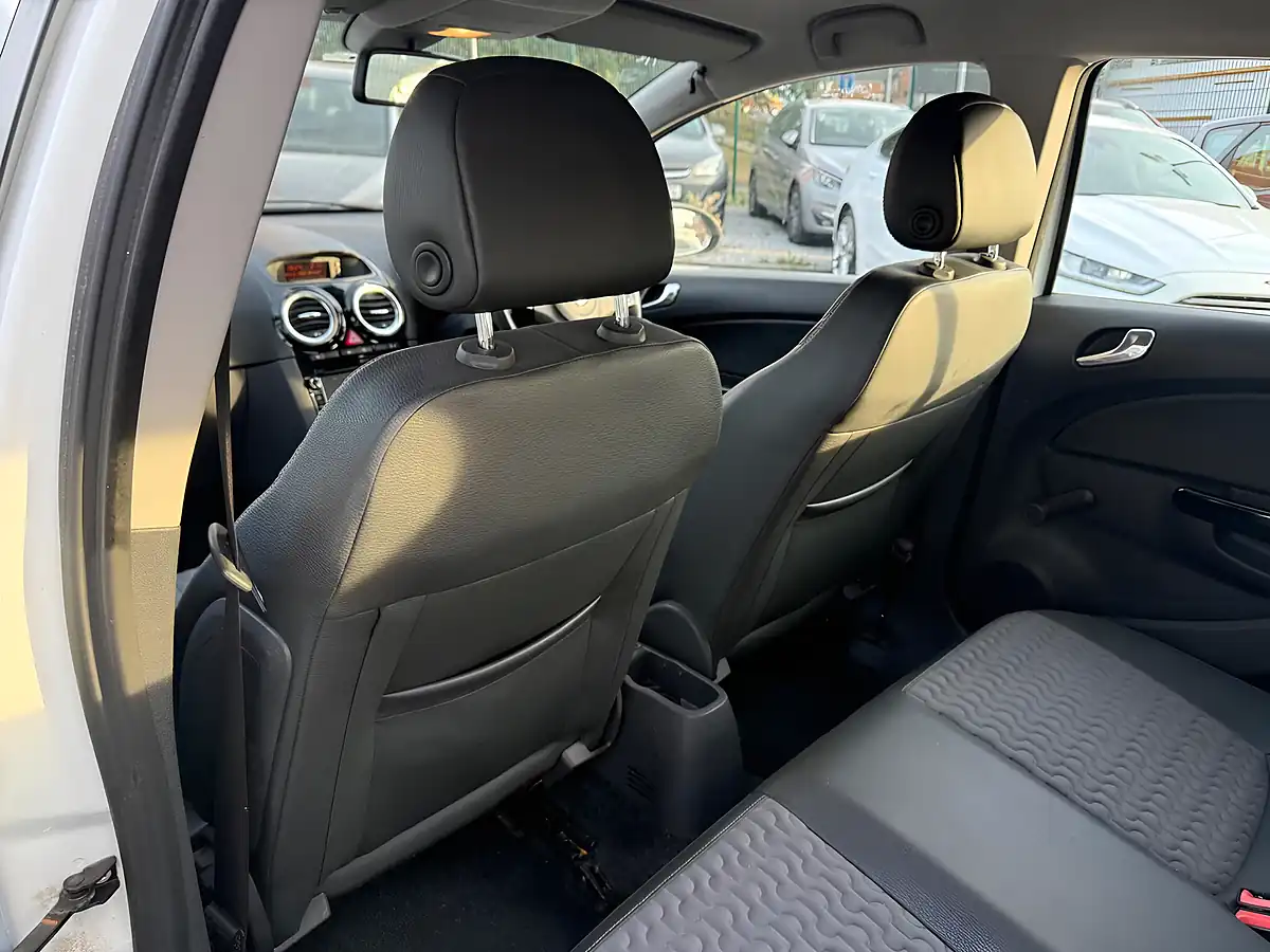 Used 2013 Vauxhall Corsa Se White - Interior and Exterior details 14