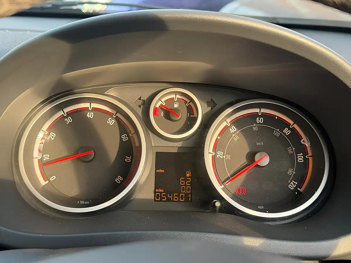 Used 2013 Vauxhall Corsa Se White - Interior and Exterior details 15