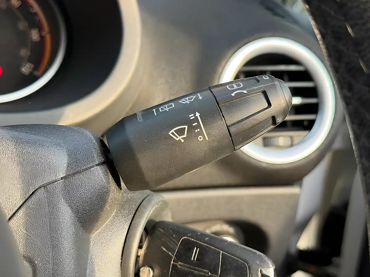 Used 2013 Vauxhall Corsa Se White - Interior and Exterior details 17
