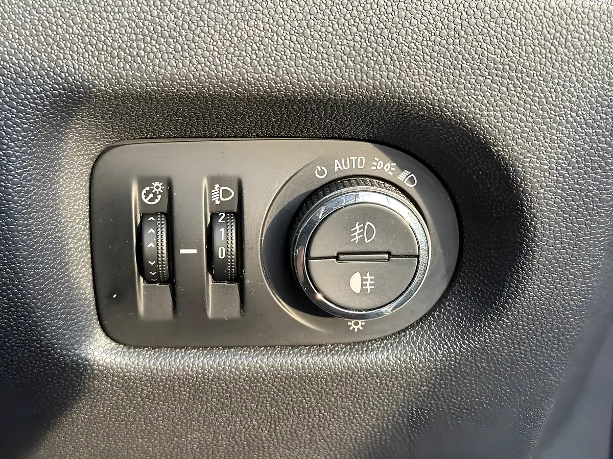Used 2013 Vauxhall Corsa Se White - Interior and Exterior details 18