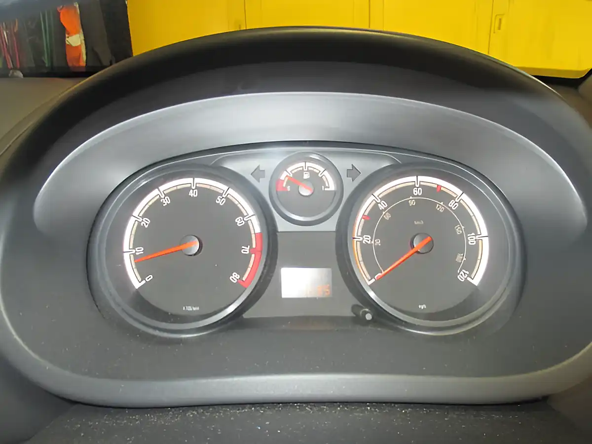 Used 2013 Vauxhall Corsa Sting Green - Interior and Exterior details 8