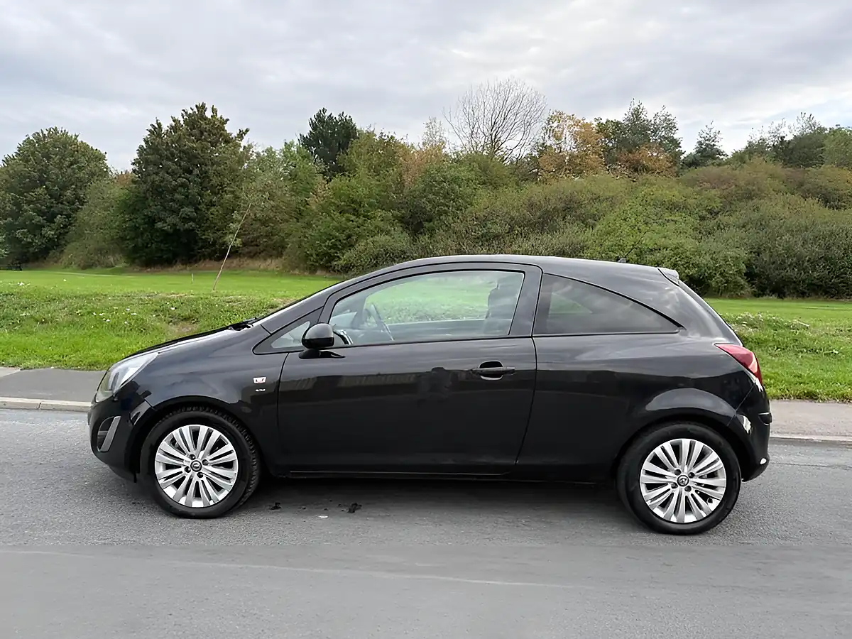 Used 2013 Vauxhall Corsa Sxi Black - Interior and Exterior details 4