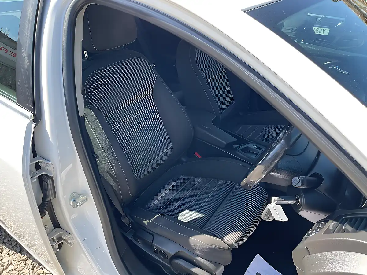Used 2013 Vauxhall Insignia Sri White - Interior and Exterior details 10
