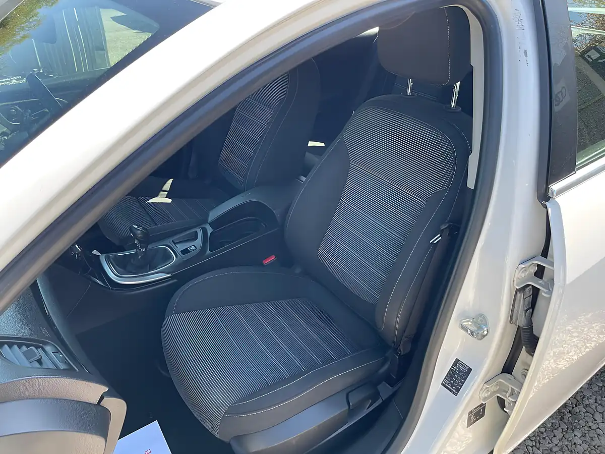 Used 2013 Vauxhall Insignia Sri White - Interior and Exterior details 11