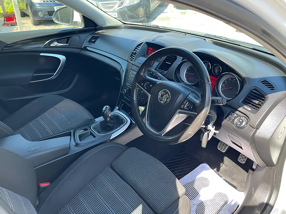 Used 2013 Vauxhall Insignia Sri White - Interior and Exterior details 16