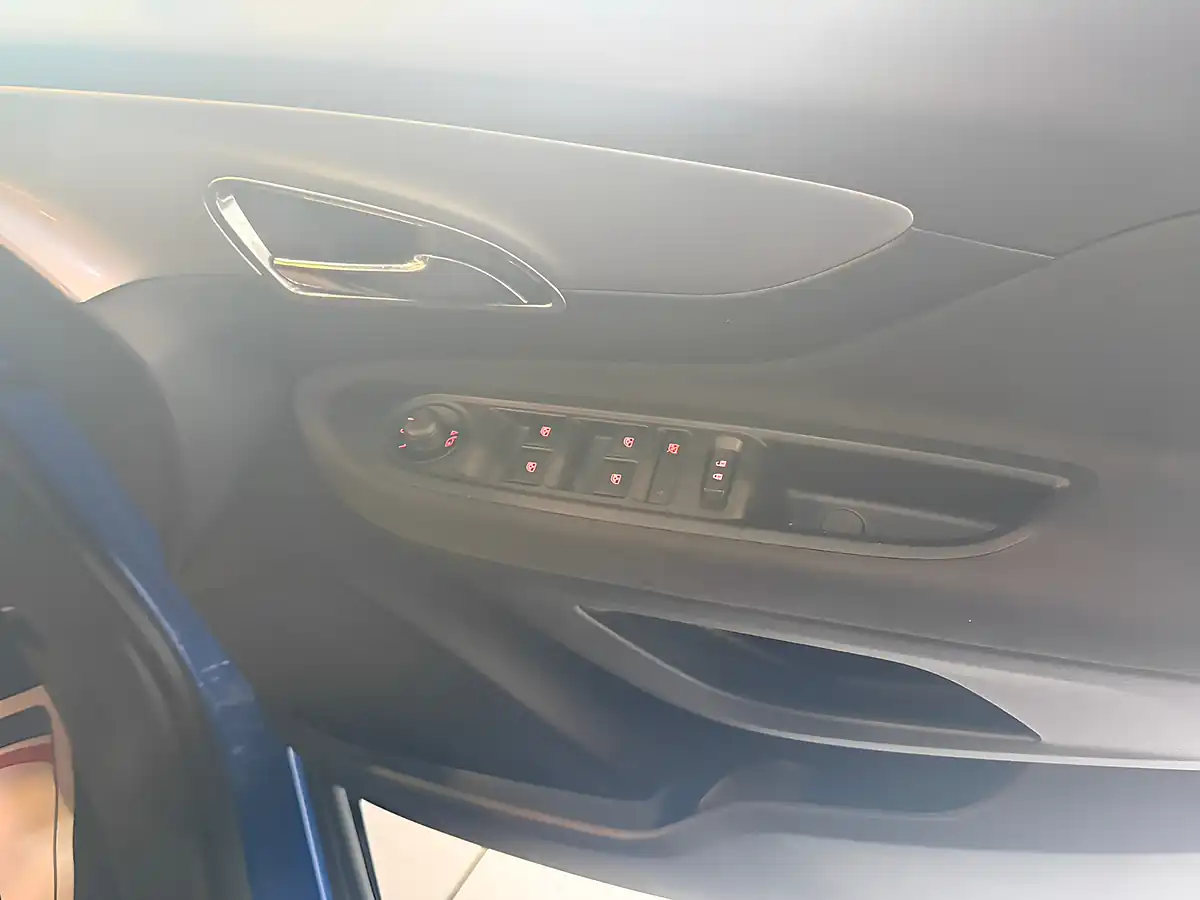 Used 2013 Vauxhall Mokka Exclusiv Blue - Interior and Exterior details 13