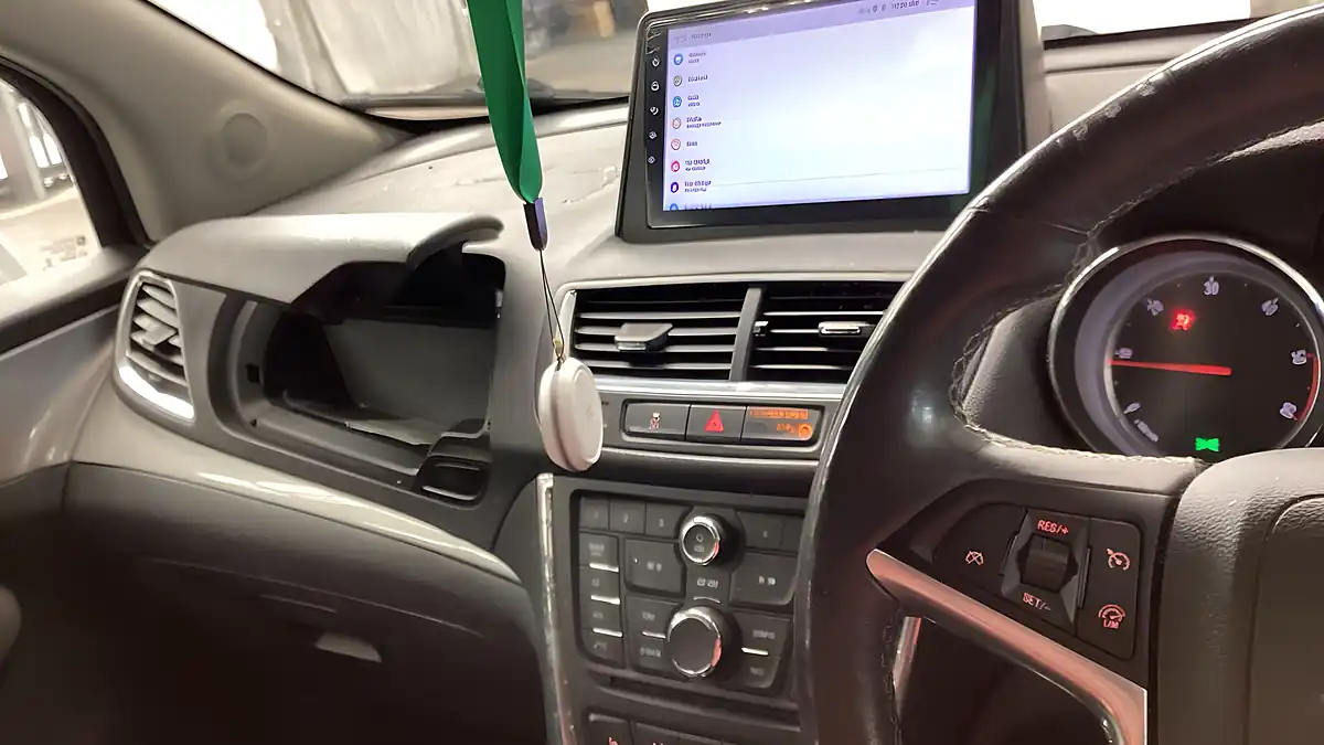 Used 2013 Vauxhall Mokka Exclusiv Silver - Interior and Exterior details 9