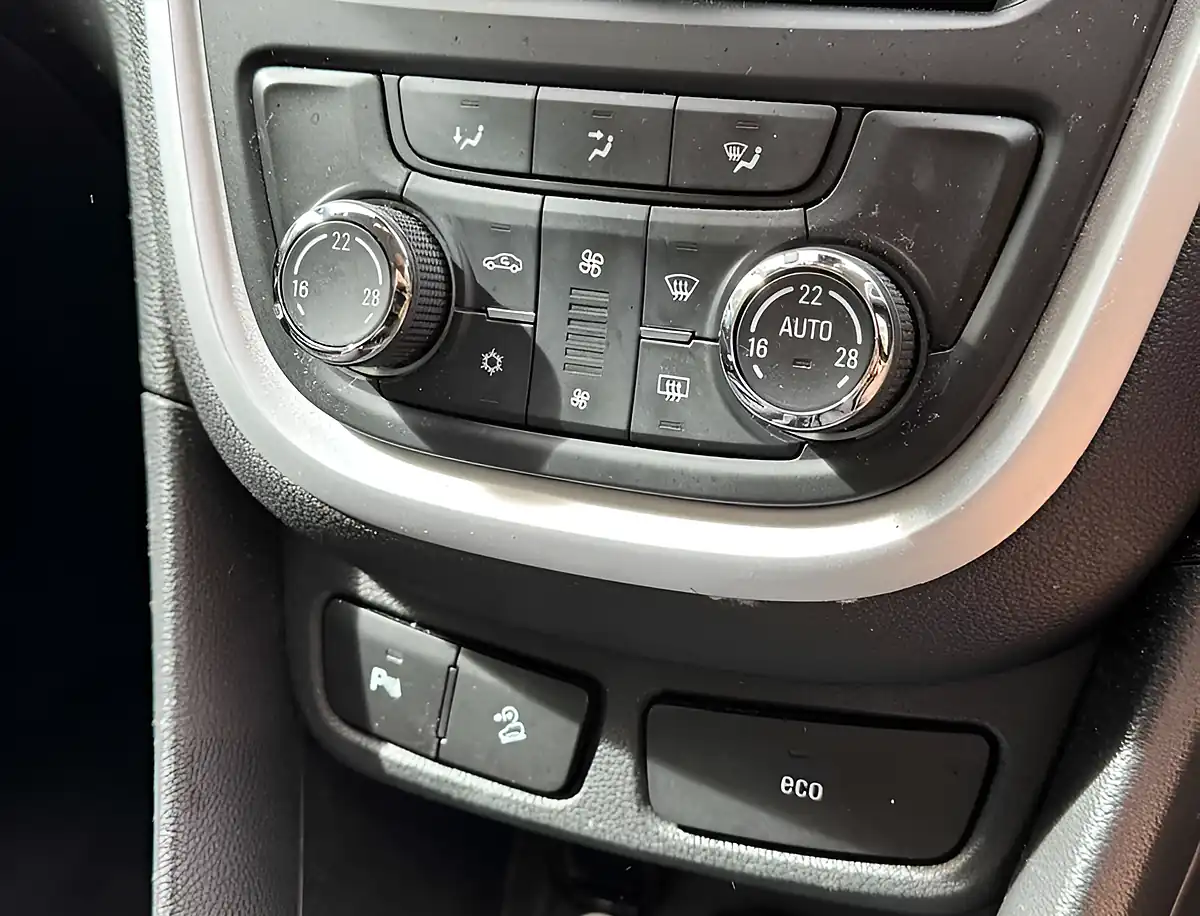 Used 2013 Vauxhall Mokka Exclusive Carbon Flash - Interior and Exterior details 17