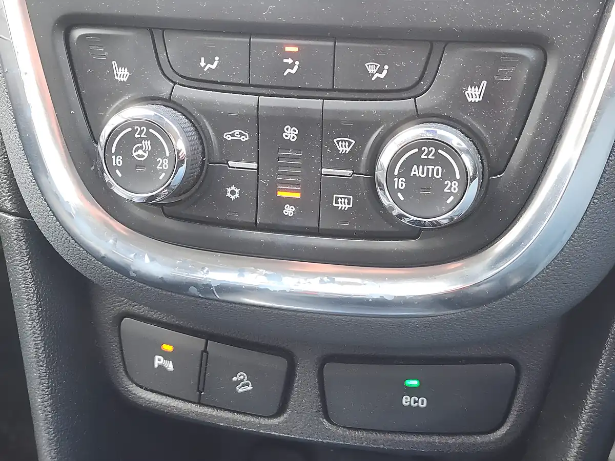 Used 2013 Vauxhall Mokka Se White - Interior and Exterior details 13