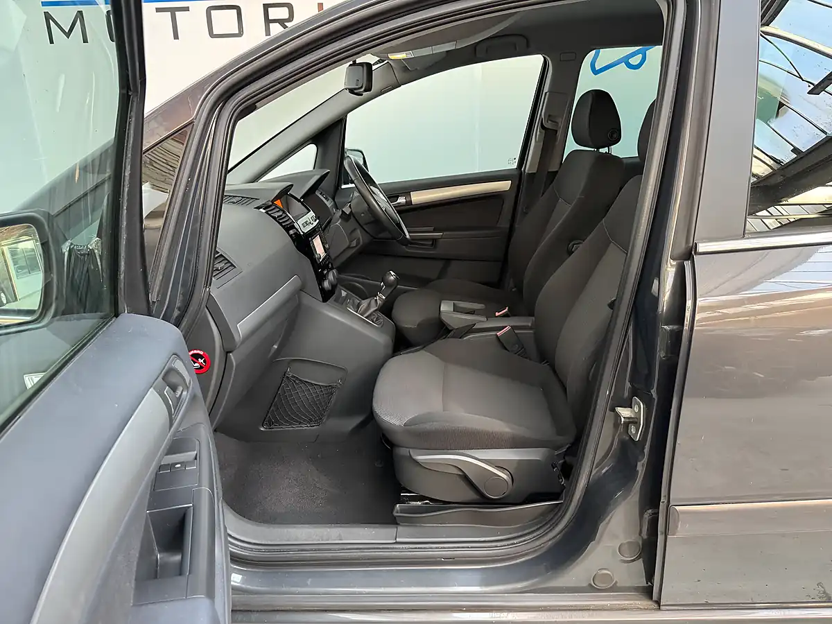 Used 2013 Vauxhall Zafira Design Asteroid Grey - Interior and Exterior details 8