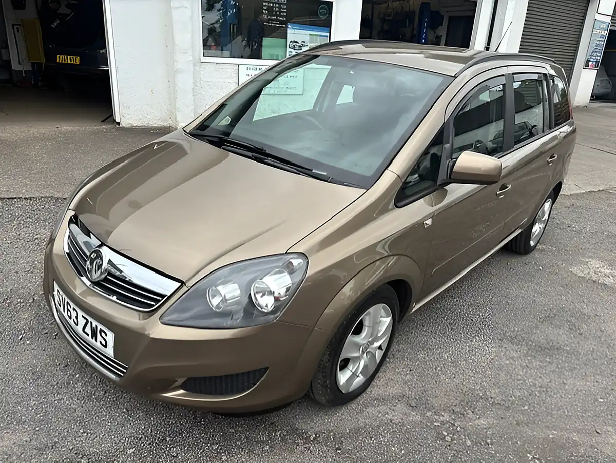 Used 2013 Vauxhall Zafira Exclusiv Bronze - Front View