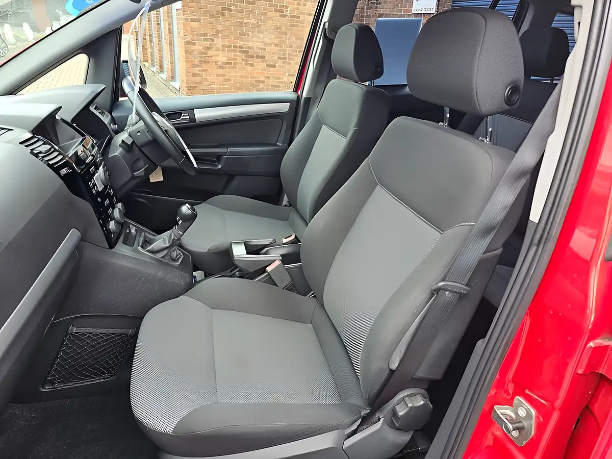 Used 2013 Vauxhall Zafira Exclusiv Red - Interior and Exterior details 15