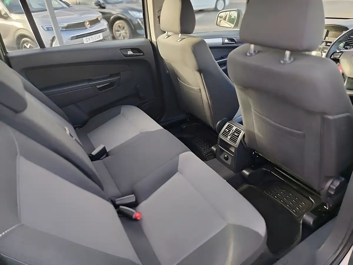 Used 2013 Vauxhall Zafira Exclusiv Silver - Interior and Exterior details 11