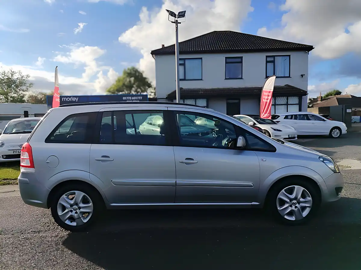Used 2013 Vauxhall Zafira Exclusiv Silver - Interior and Exterior details 7