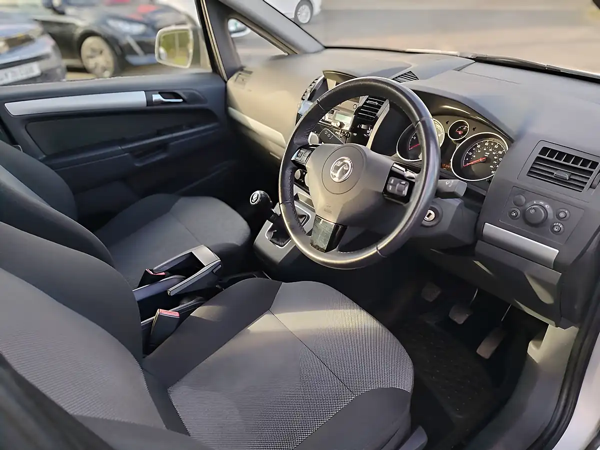 Used 2013 Vauxhall Zafira Exclusiv Silver - Interior and Exterior details 9