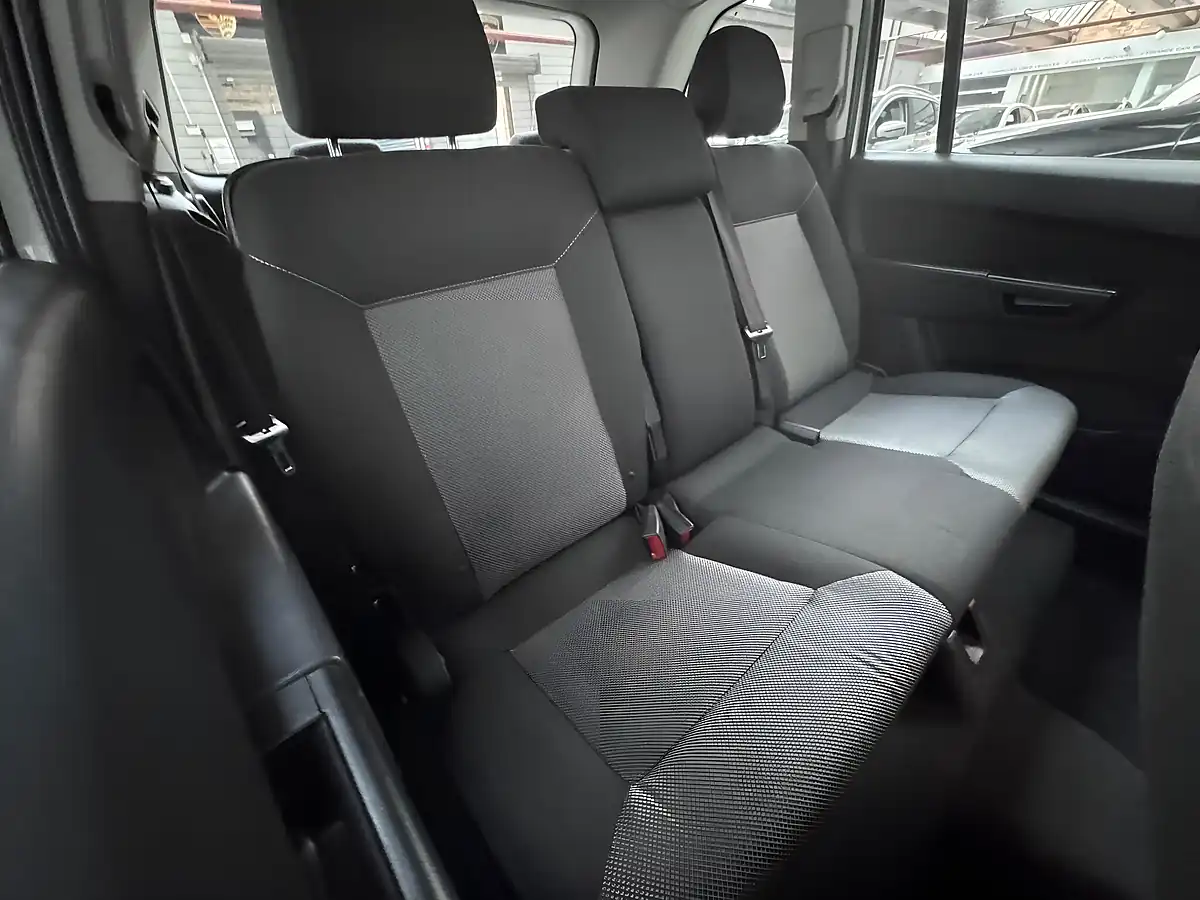 Used 2013 Vauxhall Zafira Exclusiv Summit White - Interior and Exterior details 10
