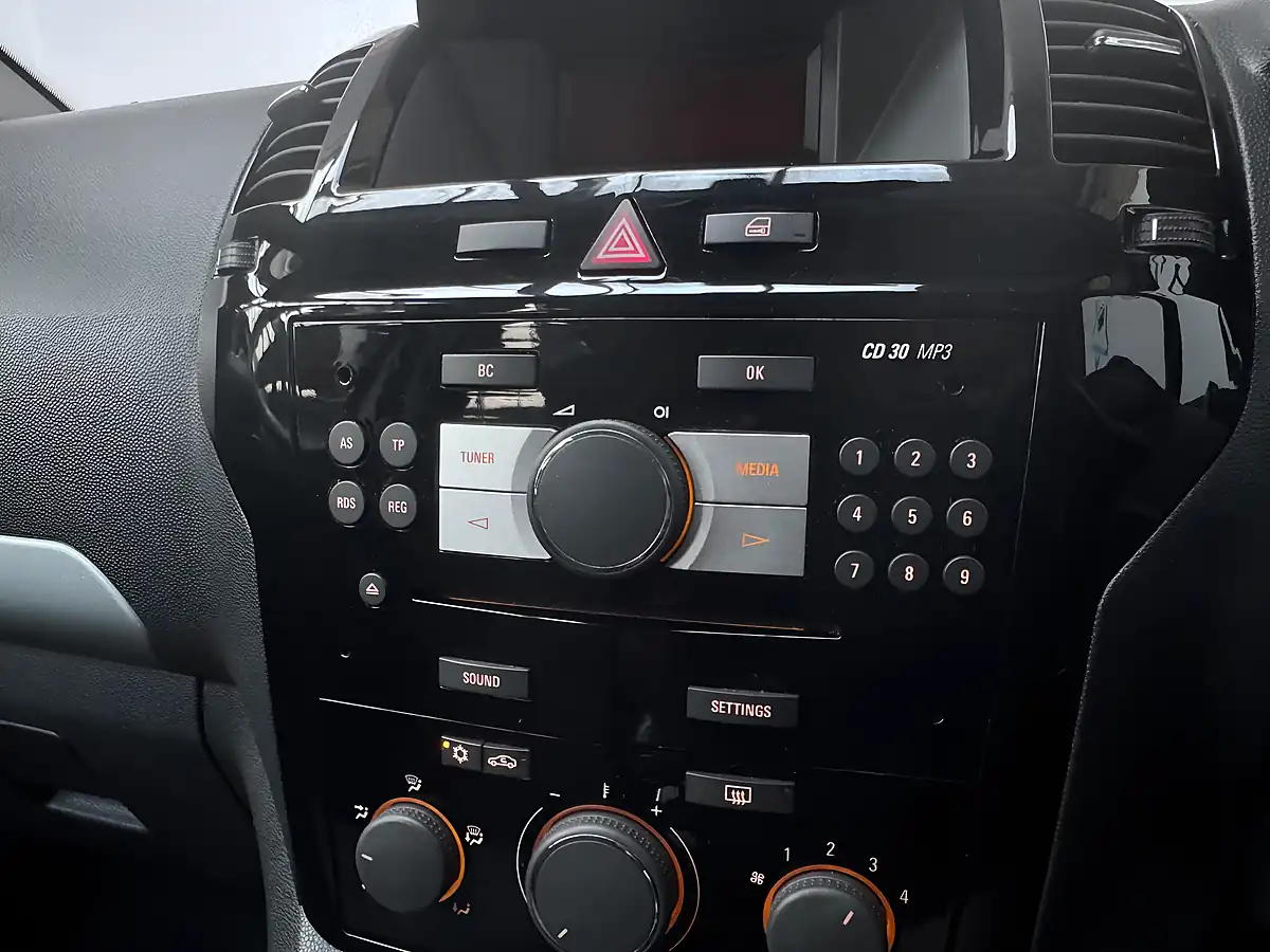 Used 2013 Vauxhall Zafira Exclusiv Summit White - Interior and Exterior details 13