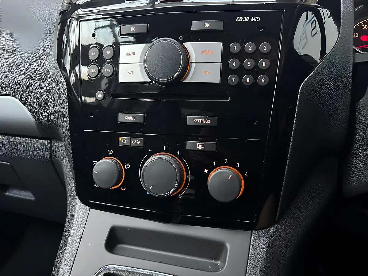 Used 2013 Vauxhall Zafira Exclusiv Summit White - Interior and Exterior details 14