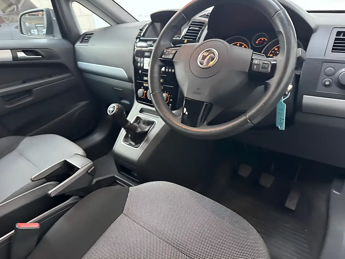Used 2013 Vauxhall Zafira Exclusiv Summit White - Interior and Exterior details 3