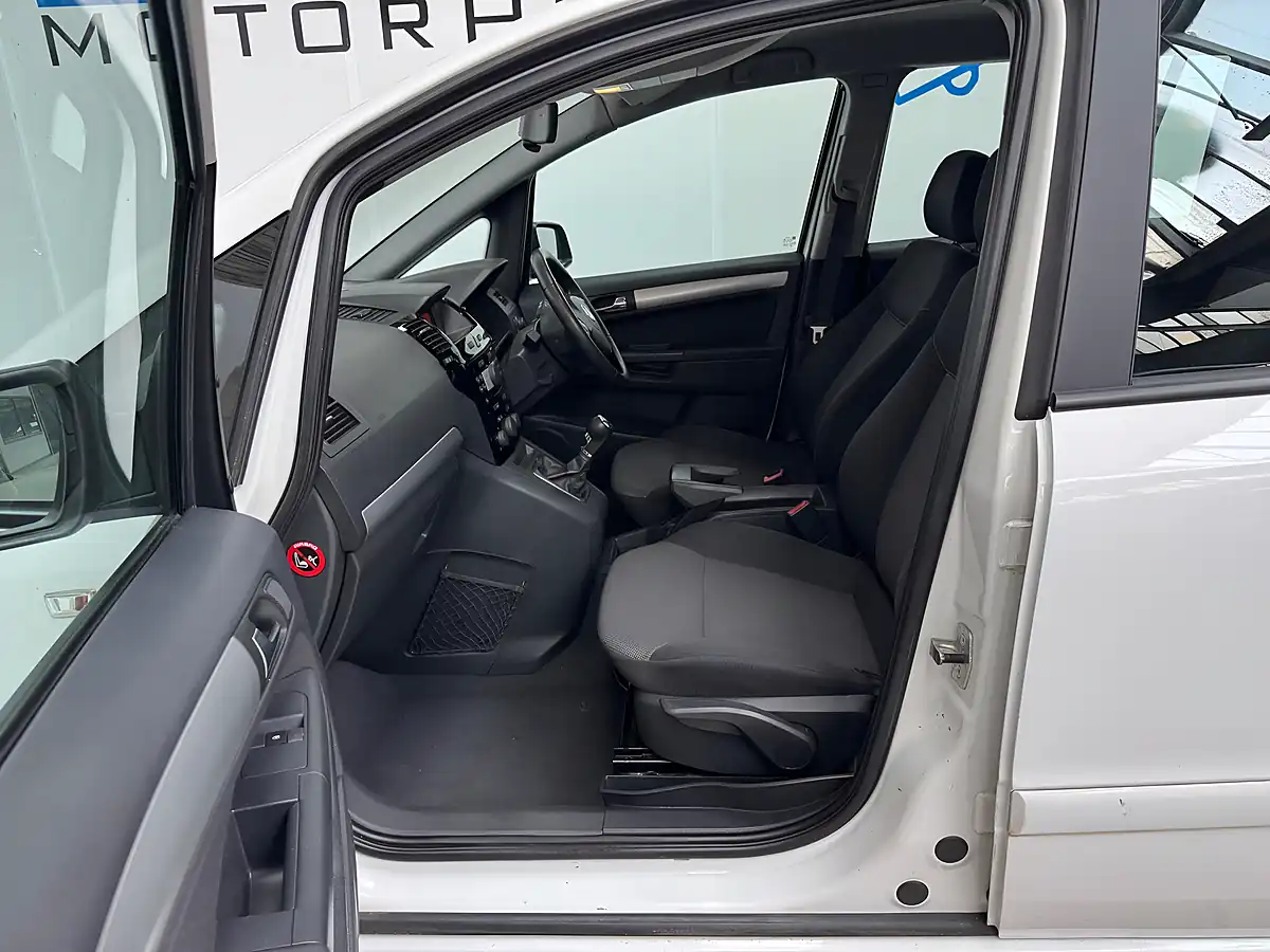 Used 2013 Vauxhall Zafira Exclusiv Summit White - Interior and Exterior details 8