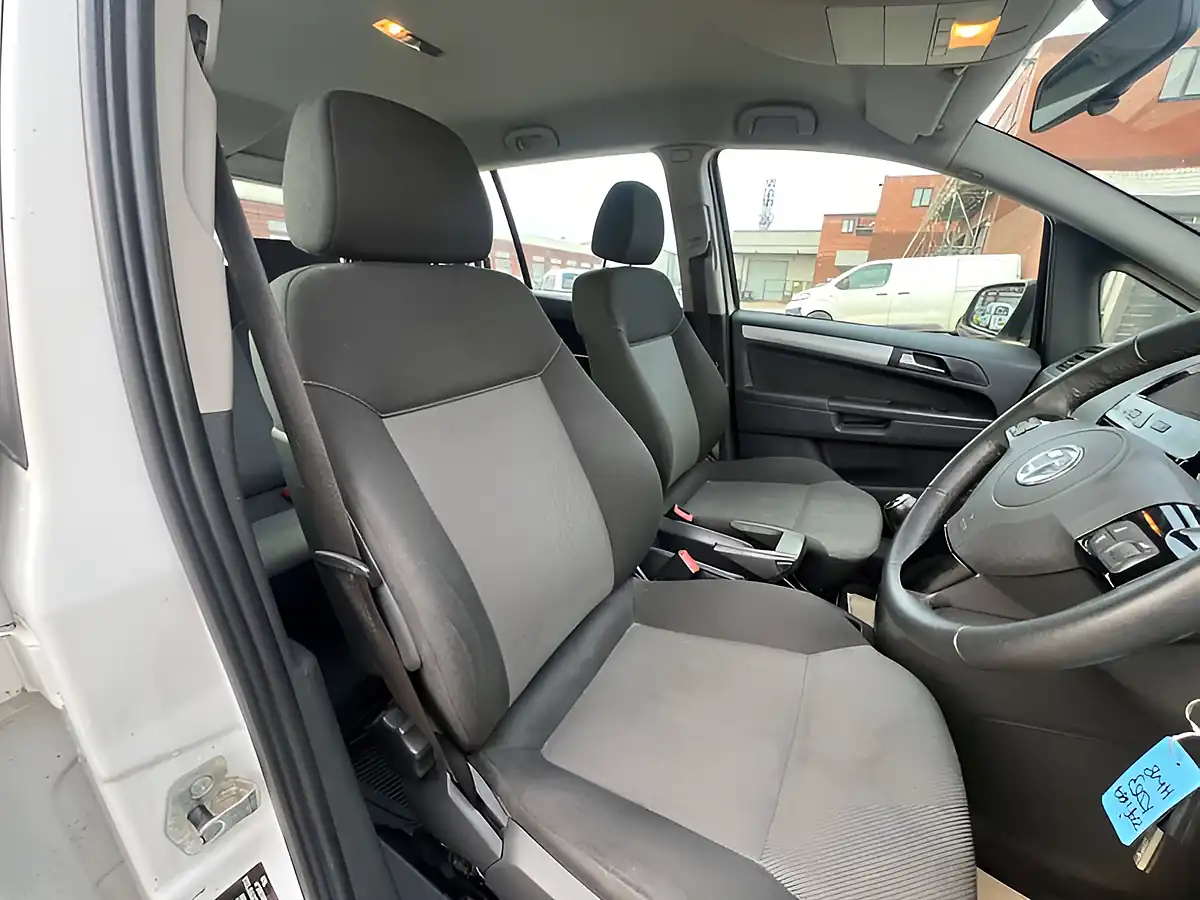 Used 2013 Vauxhall Zafira Exclusive White - Interior and Exterior details 13