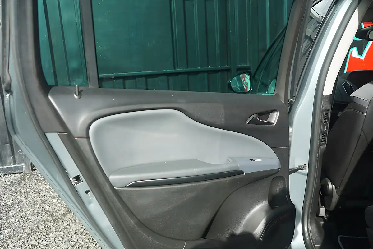 Used 2013 Vauxhall Zafira Tourer Se Silver - Interior and Exterior details 17